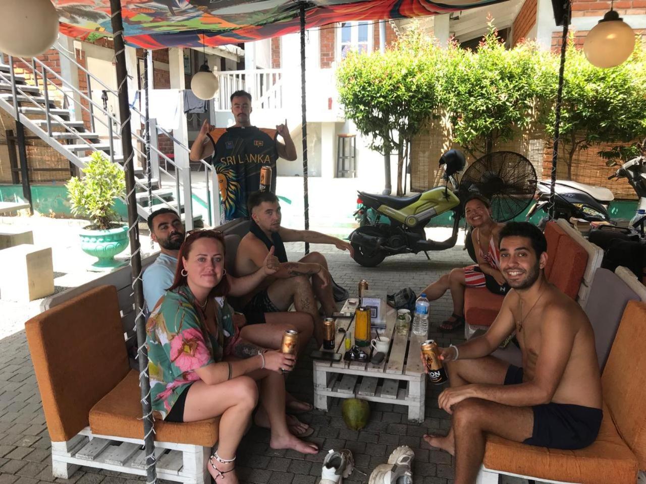 Hangover Hostels Mirissa Buitenkant foto