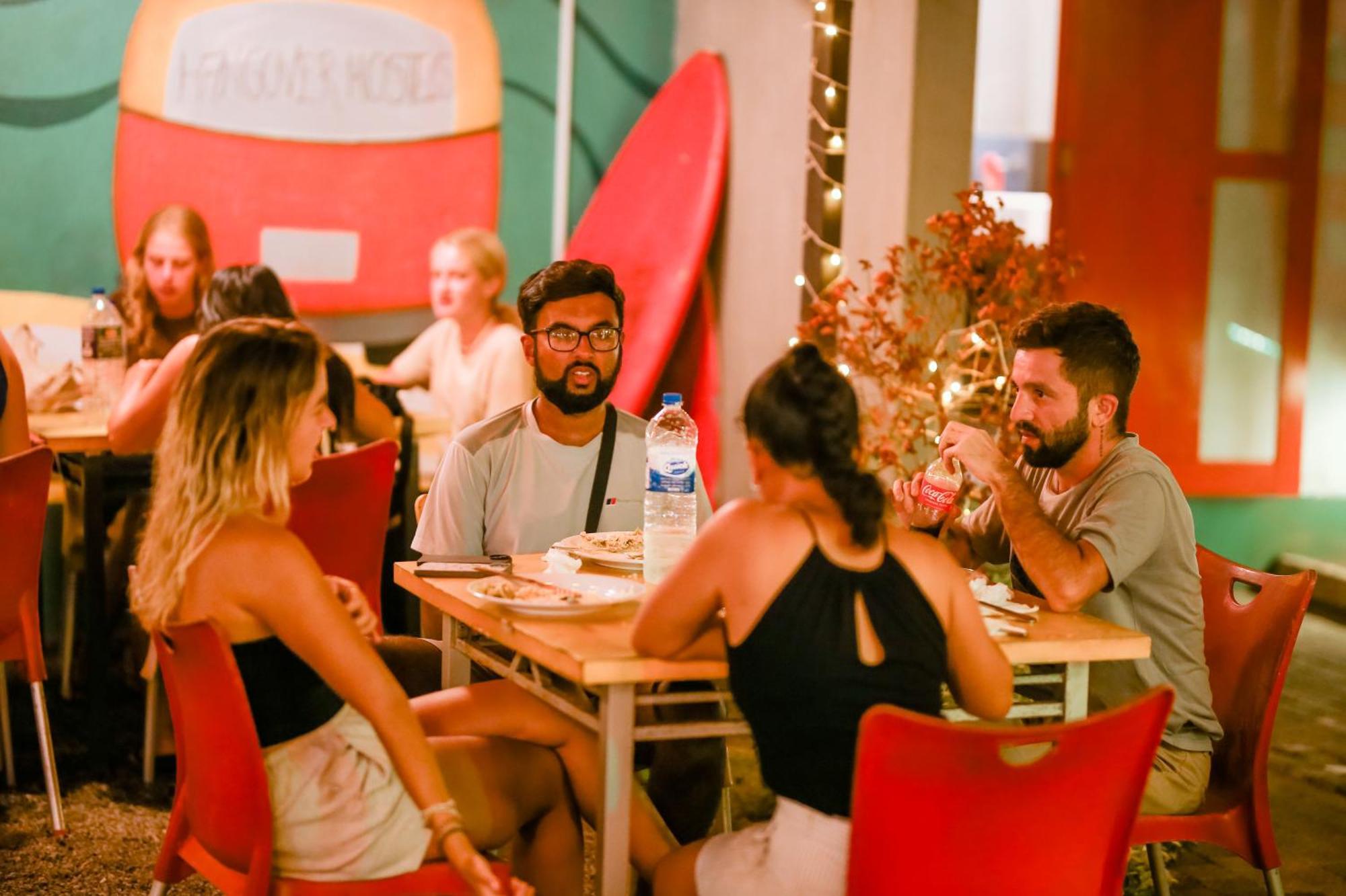 Hangover Hostels Mirissa Buitenkant foto