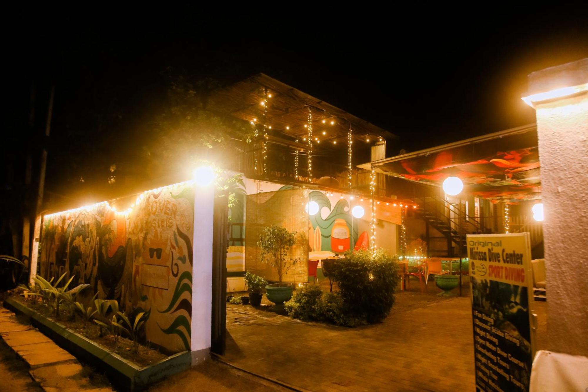 Hangover Hostels Mirissa Buitenkant foto
