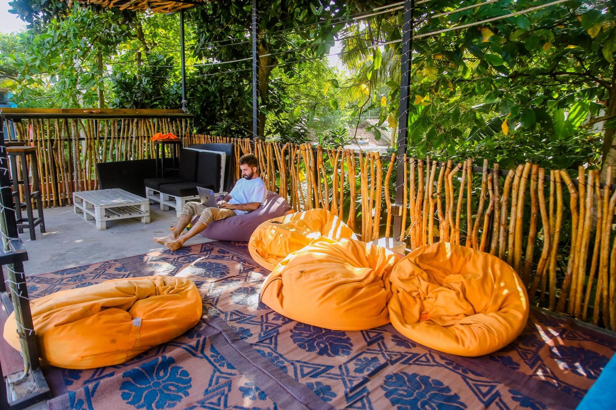 Hangover Hostels Mirissa Buitenkant foto