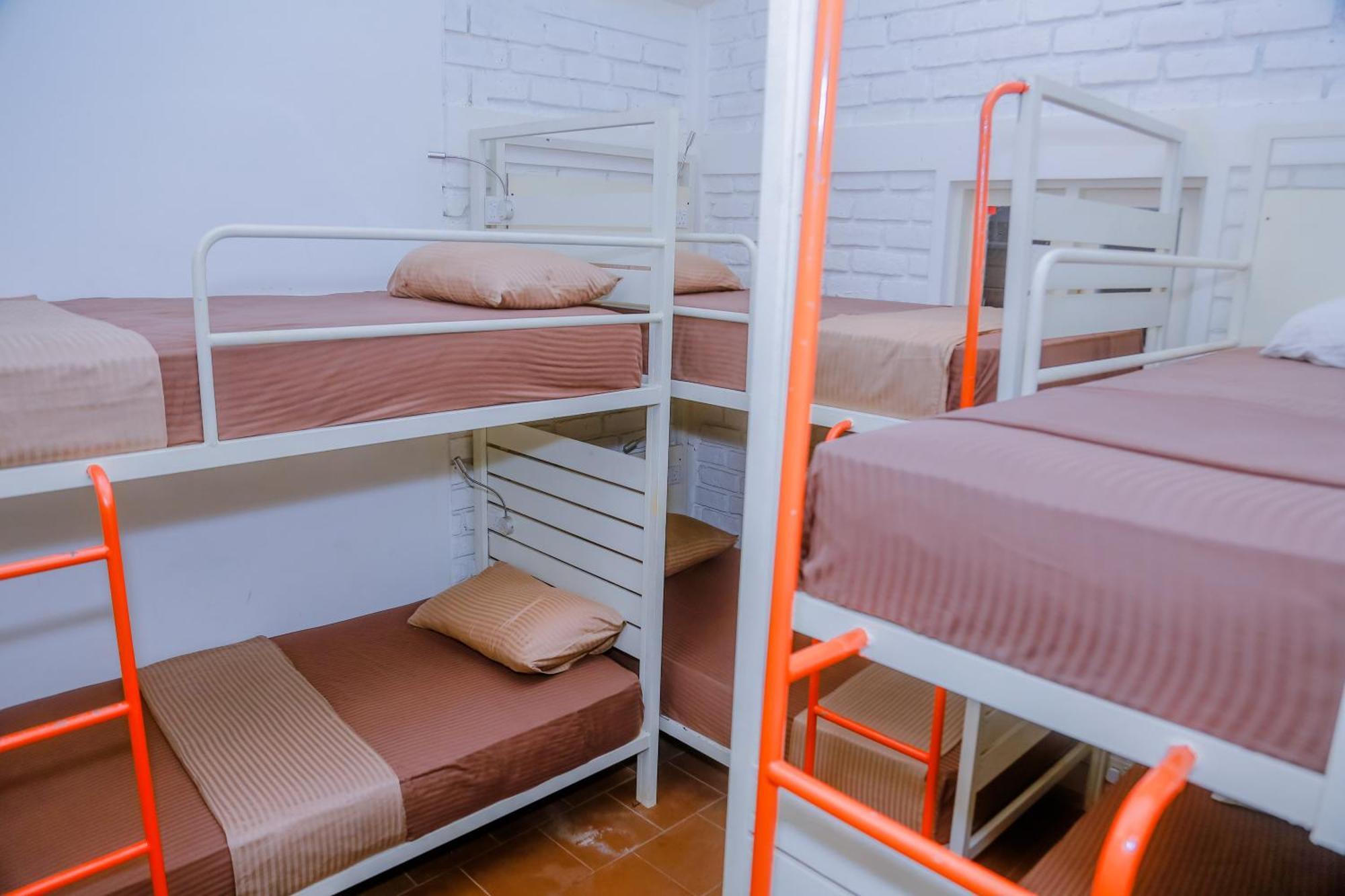 Hangover Hostels Mirissa Buitenkant foto